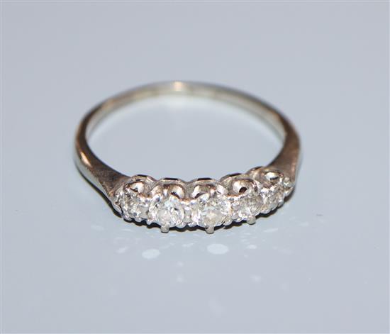 An 18ct & plat, graduated five stone diamond half hoop ring, size N.